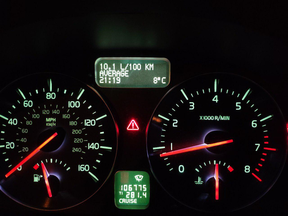 Пруф расхода. Чек горит из-за отошедшего разъема датчика веса пассажира — особенность американца, в которого мне пришлось ставить европейскую электросидуху. Из-за праздников нет времени исправить)