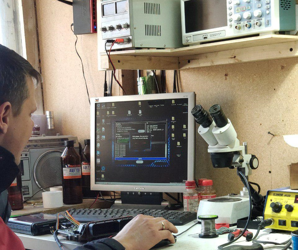 В процессе реанимации блока. До этого и после этого прошивали без снятия блока управления двигателем!