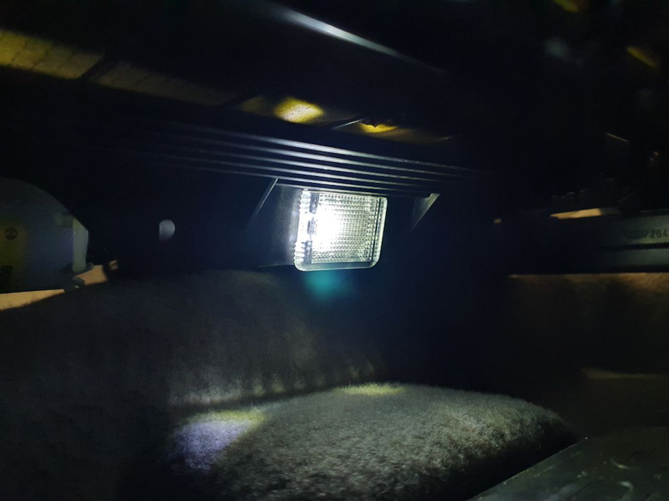 Плафон в кронштейне под сиденьем