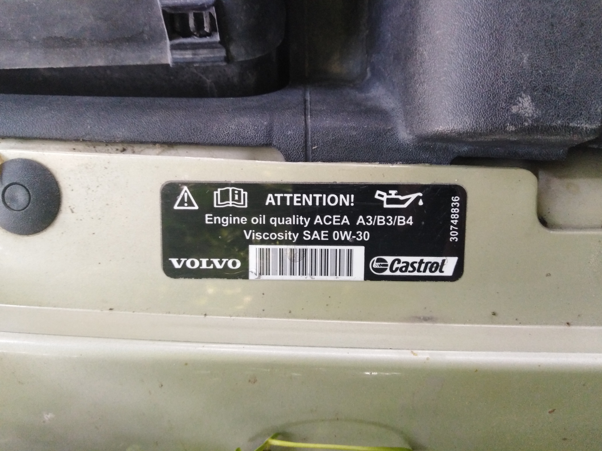 Заводская наклейка Volvo/Castrol под капотом S40: Engine oil quality ACEA A3/B3/B4, Viscosity SAE 0W-30