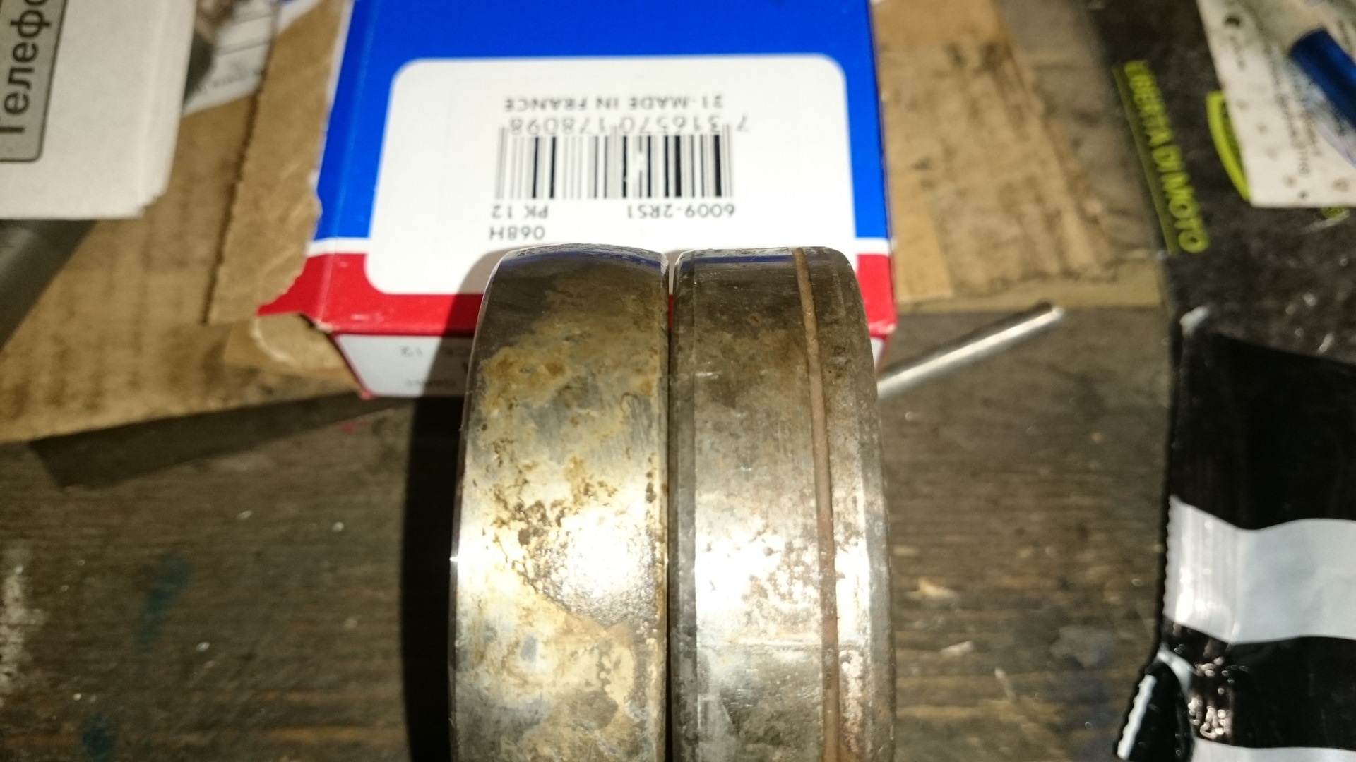 Оригинальный подшипник FLT (19 мм) рядом с аналогом SKF 6009-2RS1 (16 мм): аналог на 3 мм уже, но садится чётко
